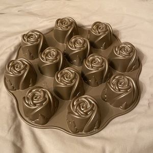 Nordic Ware Sweetheart Roses Baking Pan
